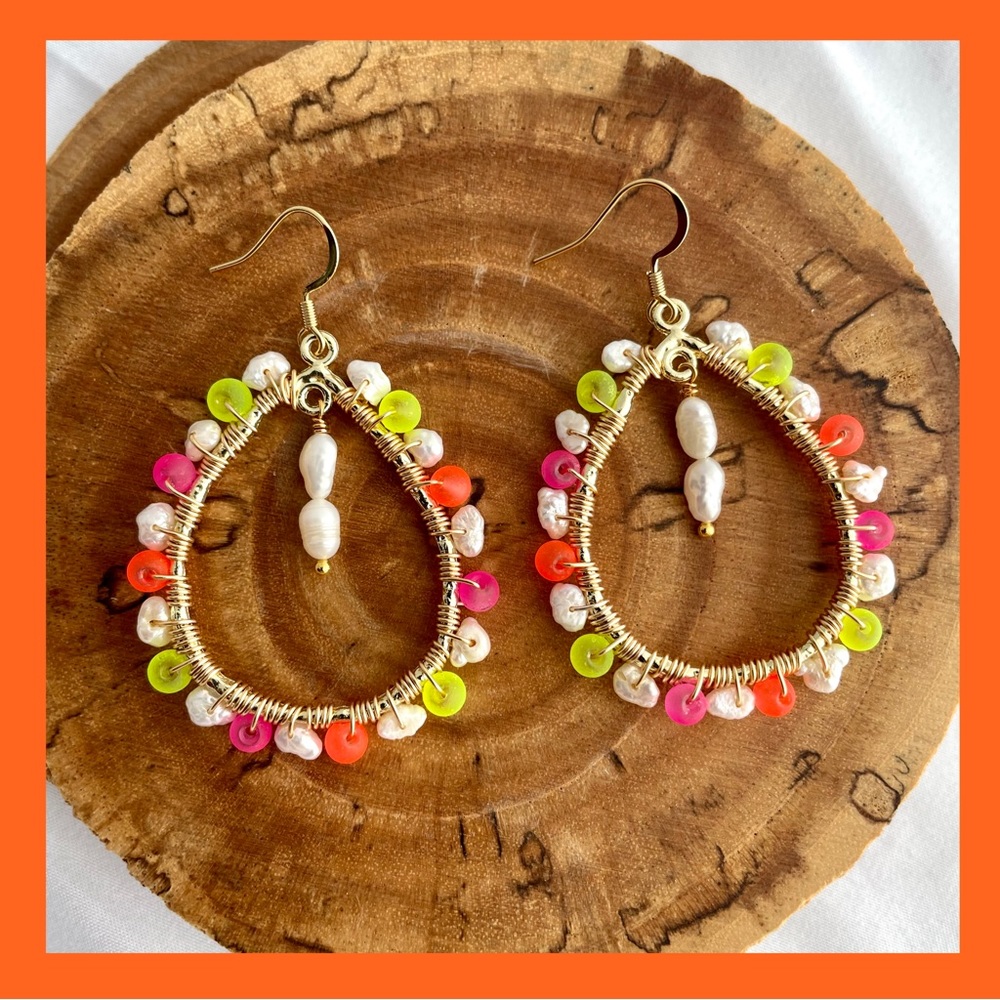 🐚 Freshwater pearl and frosted glass earrings in neon yellow, pink and orange
